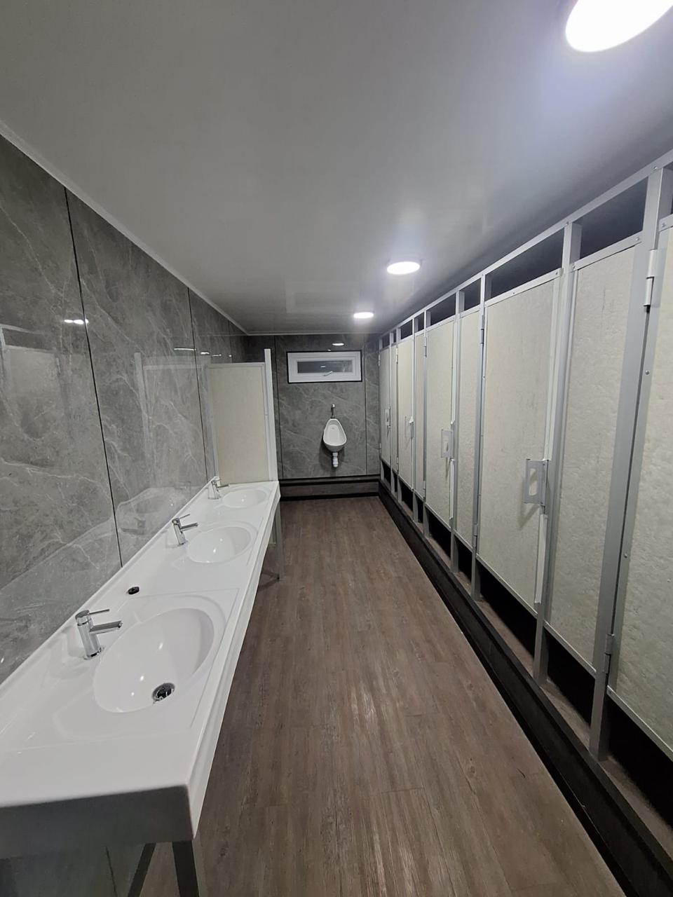 Baño modular con divisores HDPE