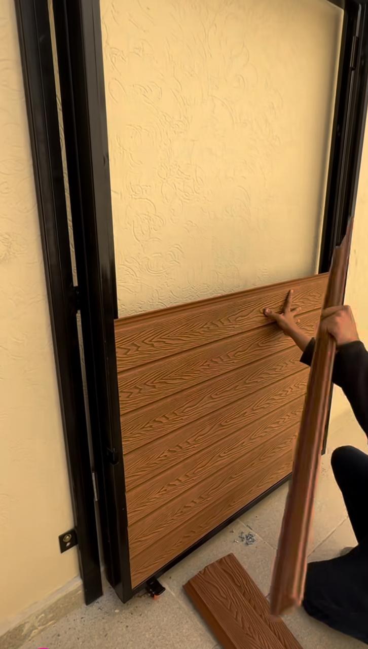 Portón cubierto con planchas RePlastic pintadas