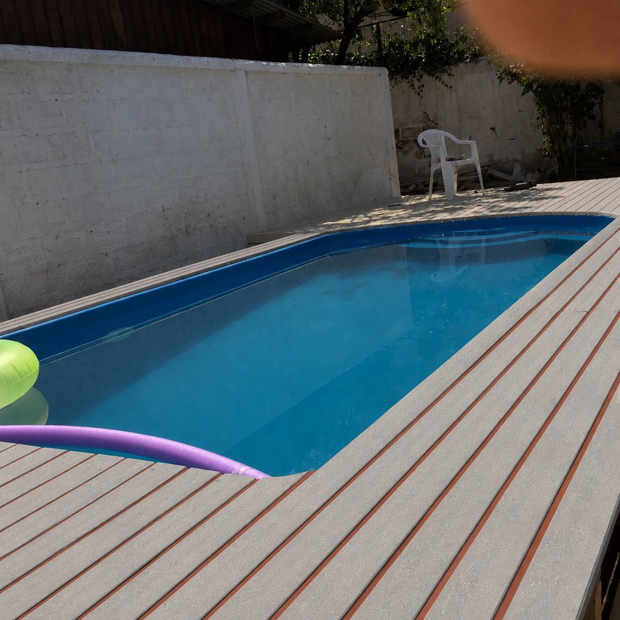 Deck de piscina con planchas RePlastic